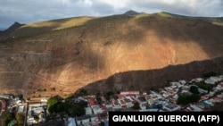 Vista de Jamestown, a capital de St Helena - território britânico no Atlântico Sul