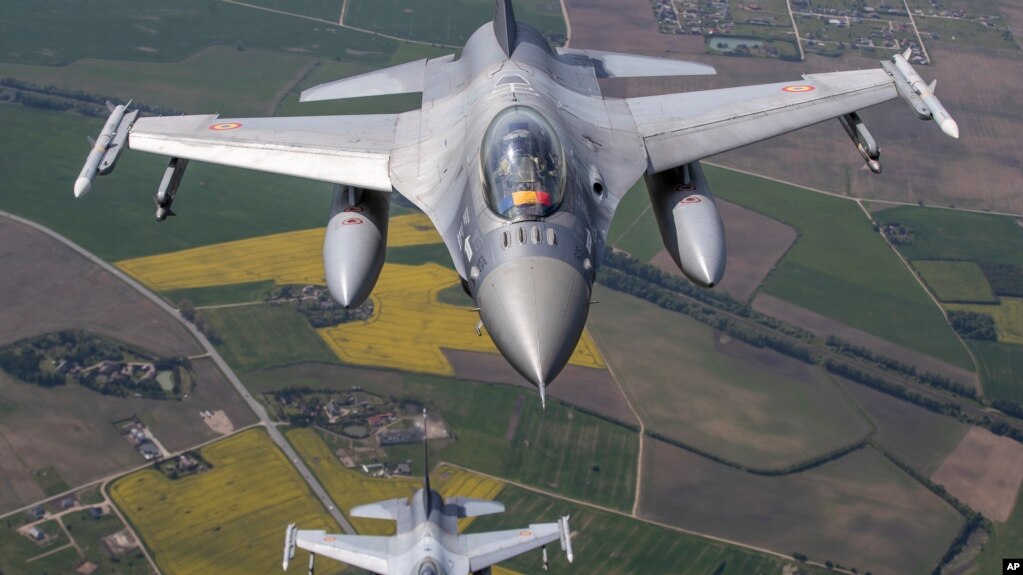 Фото для ілюстрації: португальські літаки F-16 патрулюють небо над країнами Балтії (AP Photo/Mindaugas Kulbis)