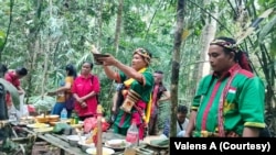 Upacara Adat di lokasi situs budaya di hutan yg dilindungi oleh Masyarakat Adat Dayak Hibun di Tembawang Hibun, Sanggau, Kalimantan Barat, 28 Juni 2024.(Foto: Courtesy/Valens A)