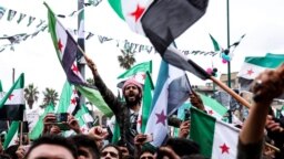 باشندگان شهر ادلب سوریه در۱۲مین سالروز قیام علیه دولت بشارالاسد درمرکزاین&nbsp; شهر تجمع کردند.