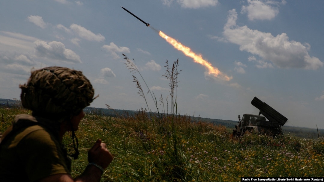 Ukrajinski vojnik ispaljuje rakete iz višecevnog bacača BM-21 Grad ka ruskim pozicijama nedaleko od linije fronta u oblasti Zaporožje, 25. jula 2023.