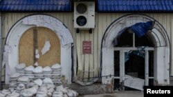 Sebuah restoran di Slovyansk, wilayah Donetsk, Ukraina, hancur akibat diserang dengan bom tandan, 23 April 2022. (REUTERS/Jorge Silva)