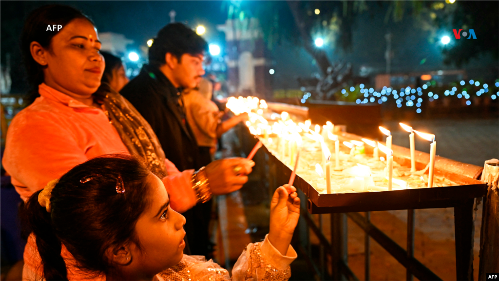 Desde la India: Devotos encienden velas en la Iglesia Catedral del Sagrado Corazón durante la víspera de las celebraciones del Día de Navidad en Nueva Delhi, el 24 de diciembre de 2023.