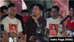 Gibran Rakabuming menghadiri acara Indonesia Memanggil Gibran pada Sabtu (21/10) di Tugu Proklamasi, Jakarta. (Foto: VOA/Indra Yoga)