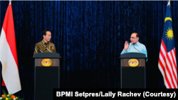 Presiden Joko Widodo dan Perdana Menteri (PM) Malaysia Dato’ Seri Anwar Ibrahim menyampaikan pernyataan pers bersama di kediaman resmi PM Malaysia, di Seri Perdana, Putrajaya, Malaysia, pada Kamis, 8 Juni 2023. (Foto: BPMI Setpres/Laily Rachev)