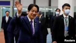 Wakil Presiden Taiwan William Lai melambai di dalam Bandara Internasional Taoyuan setelah perjalanannya ke Amerika Serikat dan Paraguay, di Taoyuan, Taiwan, 18 Agustus 2023. (Foto: Reuters)