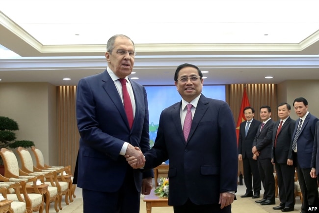 Ngoại trưởng Nga Sergei Lavrov (trái) bắt tay với Thủ tướng Việt Nam Phạm Minh Chính tại Văn phòng Chính phủ ở Hà Nội, ngày 6 tháng 7 năm 2022.