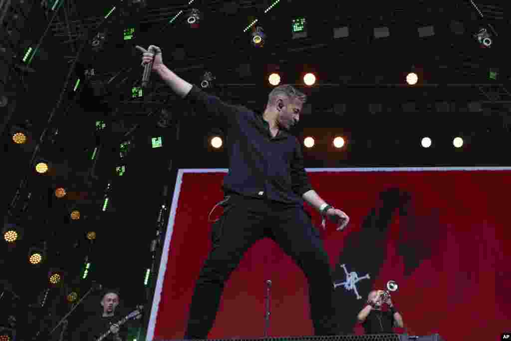 Serhii Zhadan, conocido escritor y poeta ucraniano, líder de la banda musical Zhadan and Dogs, actúa en el Festival Atlas en Kiev, Ucrania, el 21 de julio de 2024. (Foto AP/Anton Shtuka)