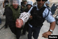 Izraelska policija hapsi palestinskog demonstranta na protestima u Istočnom Jerusalimu 2009. (Foto: Reuters/Baz Ratner)