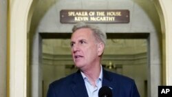 El presidente de la Cámara de Representantes, Kevin McCarthy, de California, llega para hablar en una conferencia de prensa después de que el presidente Joe Biden y McCarthy llegaran a un "acuerdo de principio" para resolver la inminente crisis de la deuda el sábado 27 de mayo de 2023 en el Capitolio de Washington. (Foto AP/Patrick Semansky)