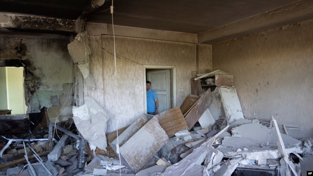 弗拉基米尔·戈卢边科(Vladimir Golubenko)看着自己被俄罗斯无人机炸毁的办公室。2023年5月28号，俄军对基辅发动了一次无人机夜袭，这是自俄罗斯入侵以来乌克兰遭受规模最大的一次无人机袭击。袭击当天，乌克兰正在准备建国纪念日。(photo:VOA)