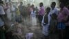 Pemakaman para korban yang meninggal akibat mengonsumsi alkohol beracun di distrik Kallakurichi, negara bagian Tamil Nadu, India, 20 Juni 2024. (R.Satish BABU / AFP)