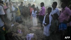 Pemakaman para korban yang meninggal akibat mengonsumsi alkohol beracun di distrik Kallakurichi, negara bagian Tamil Nadu, India, 20 Juni 2024. (R.Satish BABU / AFP)