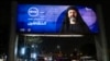 Sejumlah kendaraan bergerak melintasi papan iklan yang menampilkan promo dari serial televisi asal Mesir "al-Hashashin" (Sang Pembunuh) yang terpasang di jalanan Heliopolis di Kairo, Mesir, pada 3 Maret 2024. (Foto AFP/Amir Makar)