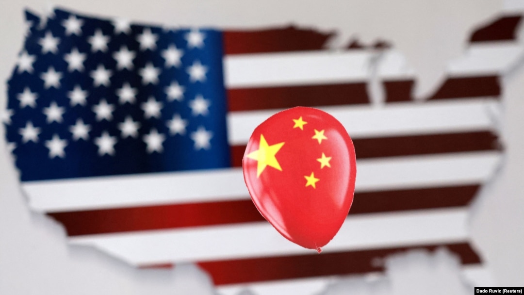 Sebuah balon bergambar bendera China dengan latar peta AS dalam foto ilustrasi, 5 Februari 2023. (Foto: Dado Ruvic/Reuters/Ilustrasi)