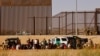 Migrantes son detenidos por agentes de la Patrulla Fronteriza de EEUU después de cruzar el río Bravo para entregarse y solicitar asilo en El Paso, Texas, EEUU, visto desde Ciudad Juárez, México, el 29 de marzo de 2023.
