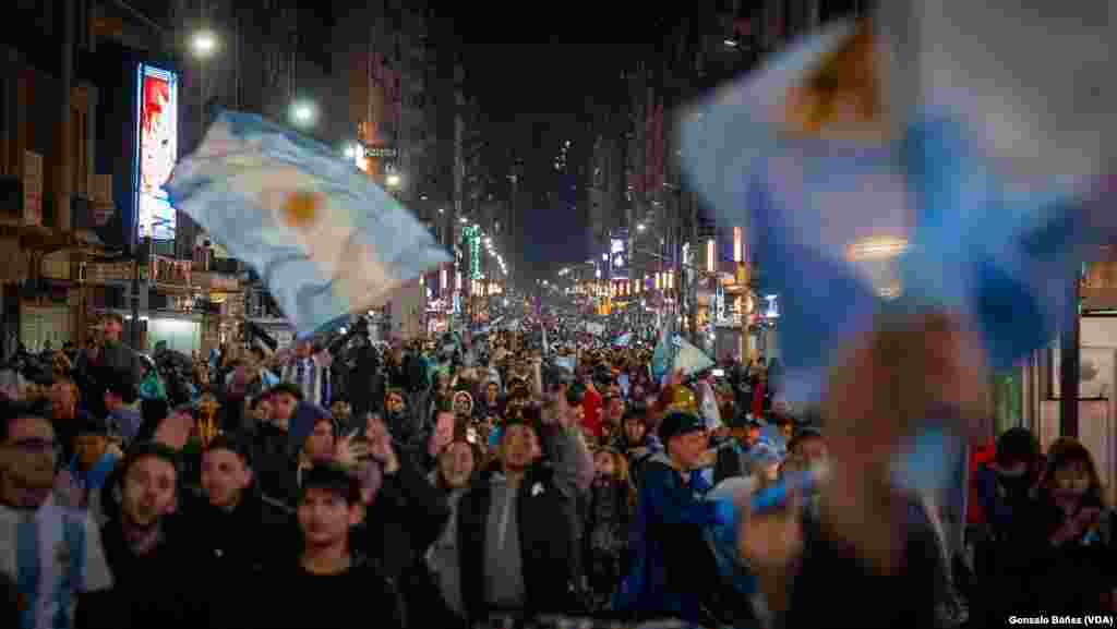 Ondeando banderas y vistiendo los colores de la selección miles de aficionados&nbsp;celebraron en las calles tras la victoria.