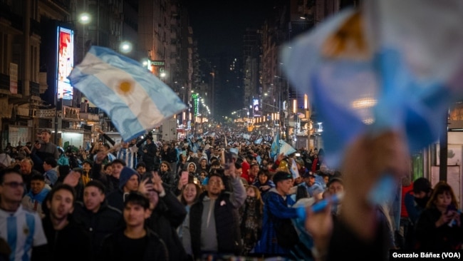 Ondeando banderas y vistiendo los colores de la selección miles de aficionados celebraron en las calles tras la victoria.