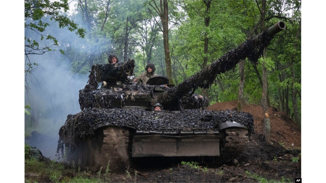 Tentara Ukraina menaiki tank di sepanjang jalan menuju posisi mereka di dekat Bakhmut, wilayah Donetsk, Ukraina. (Foto: via AP)