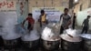 FILE - Pria Palestina menyiapkan makanan di dapur amal darurat untuk dibagikan kepada keluarga di Rafah di Jalur Gaza selatan, 8 November 2023, di tengah pertempuran yang sedang berlangsung antara Israel dan kelompok militan Hamas. (SAID KHATIB/AFP)