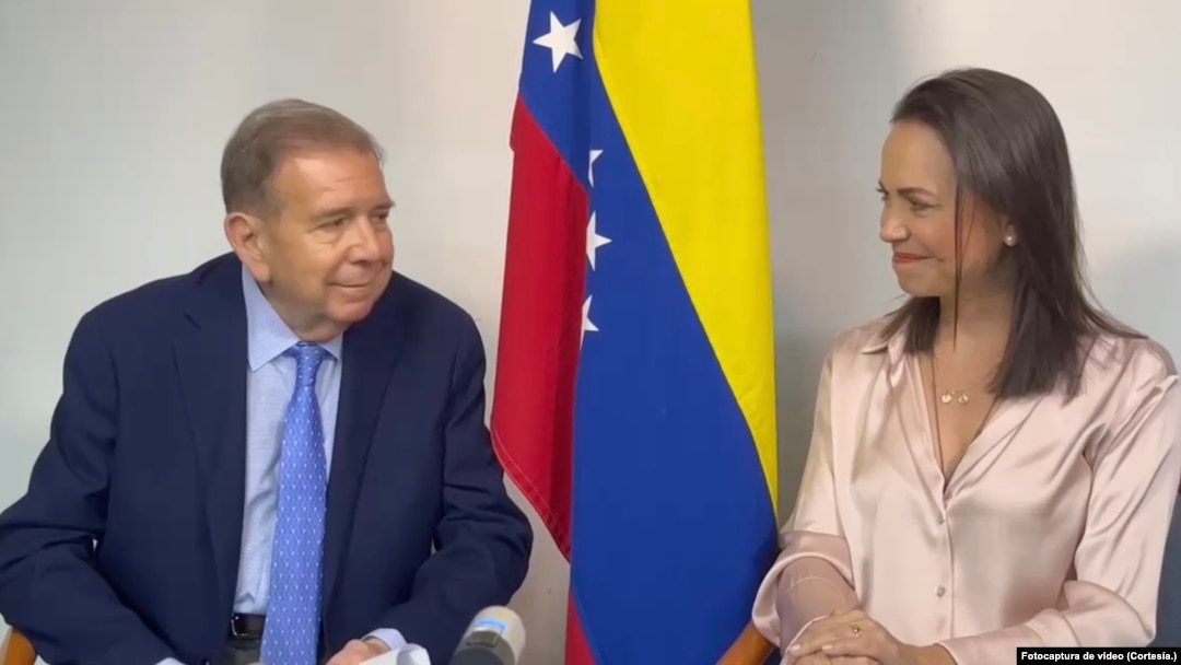 Edmundo González Urrutia, candidato opositor para la elección presidencial de Venezuela, y la dirigente política María Corina Machado comparten durante su mensaje en el foro del Consejo de las Américas, este 8 de mayo de 2024.