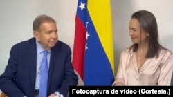 Edmundo González Urrutia, candidato opositor para la elección presidencial de Venezuela, y la dirigente política María Corina Machado comparten durante su mensaje en el foro del Consejo de las Américas, este 8 de mayo de 2024.