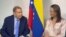 Edmundo González Urrutia, candidato opositor para la elección presidencial de Venezuela, y la dirigente política María Corina Machado comparten durante su mensaje en el foro del Consejo de las Américas, este 8 de mayo de 2024.