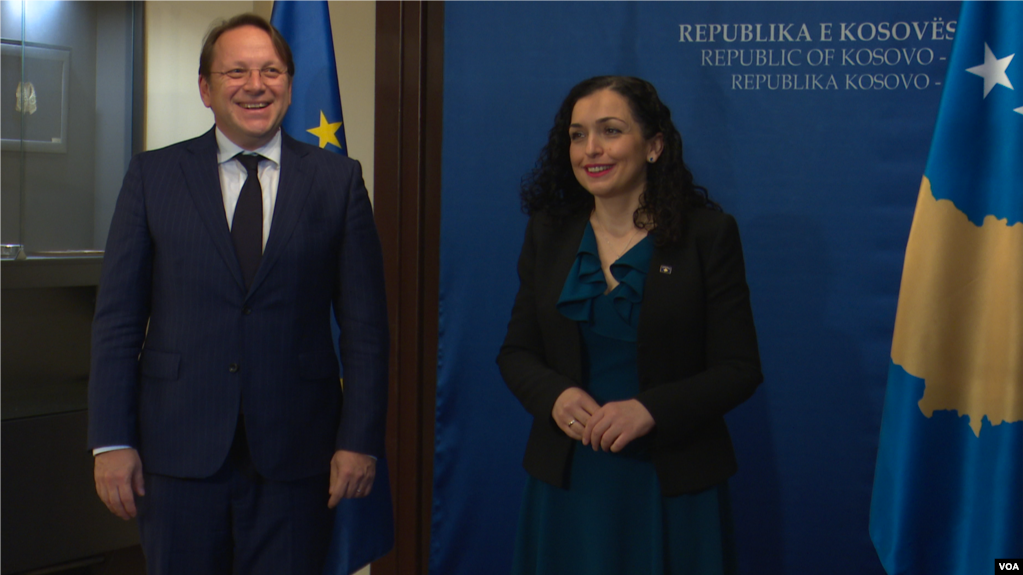 Varhelyi: Kosova dhe Serbia të zbatojnë shpejt marrëveshjen