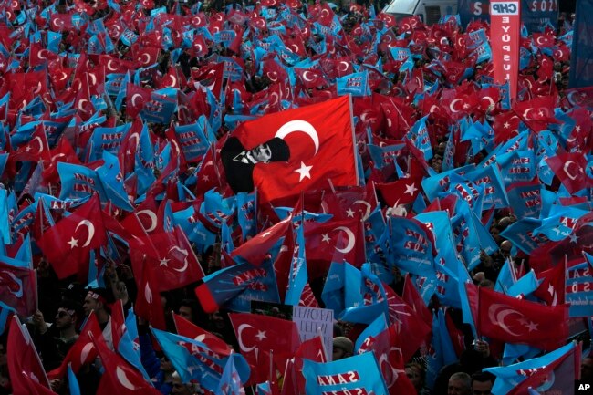 Supporters wave Turkish and CHP party flags during an election campaign rally of the leader and Nation Alliance's presidential candidate Kemal Kilicdaroglu, in Istanbul, Turkey, Saturday, May 6, 2023. (AP Photo/Khalil Hamra)