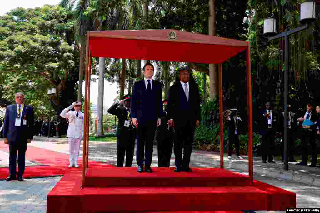 Presidente francês Emmanuel Macron (a esquerda) sendo recebido pelo presidente de Angola João Lourenço no palácio presidencial da Casa Rosada, em Luanda, a 3 de Março de 2023. -