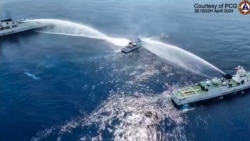 Hình ảnh từ đoạn video do Tuần duyên Philippines công bố ngày 30/4/2024 cho thấy tàu Tuần duyên Philippines BRP Bagacay (giữa) bị trúng vòi rồng từ các tàu hải cảnh Trung Quốc gần Bãi cạn Scarborough do Trung Quốc kiểm soát ở Biển Đông.