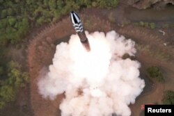 북한이 지난 4월 고체연료 기반의 신형 대륙간탄도미사일(ICBM) '화성포-18'형을 시험발사했다며 사진을 공개했다.