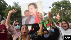 巴基斯坦正义运动的支持者在卡拉奇示威，抗议前总理汗被捕。(2023年8月27日）