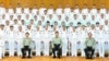 中国领导人习近平在广东湛江视察南部战区海军司令部时与官兵合影。（2023年4月11日）