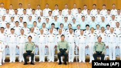 中国领导人习近平在广东湛江视察南部战区海军司令部时与官兵合影。（2023年4月11日）