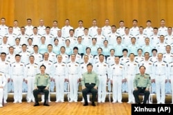 中國領導人習近平在廣東湛江視察南部戰區海軍司令部時與官兵合影。 （2023年4月11日）