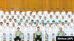 中國領導人習近平在廣東湛江視察南部戰區海軍司令部時與官兵合影。（2023年4月11日）