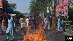 ဝန်ကြီးချုပ်ဟောင်း Imran Khan ဖမ်းဆီးခံရအပြီး ပါကစ္စတန်နိုင်ငံ လာဟိုးမြို့မှာ လမ်းတွေကို ပိတ်ဆို့ ဆန္ဒပြနေစဉ် (မေ ၉၊ ၂၀၂၃)