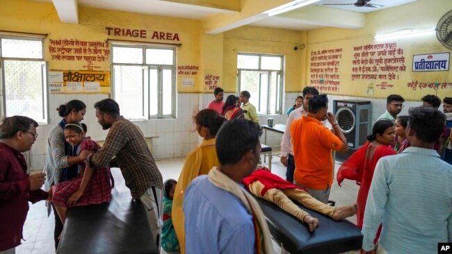 People suffering from heat related ailments crowd the district hospital in Ballia, Uttar Pradesh state, India, June 20, 2023.