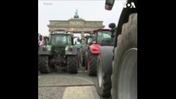 德国农民开着拖拉机在柏林集会 抗议计划中的削减补贴 