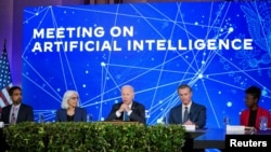Президент Джо Байден участвует в совещании по проблемам искусственного интеллекта. Справа от него – губернатор Калифорнии Гэвин Ньюсом. Сан-Франциско, 20 июня 2023 г. (архивное фото) 