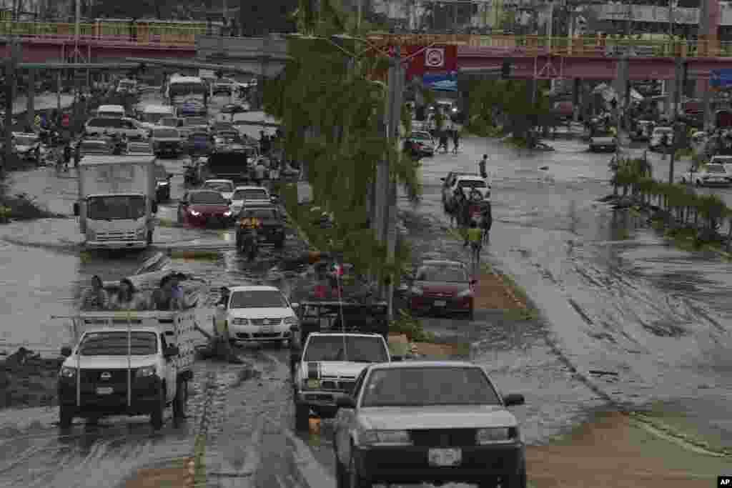 Además de calles llenas de lodo, la Zona Diamante de Acapulco, un área frente al mar repleta de hoteles, restaurantes y otras atracciones turísticas, parecía estar mayormente bajo el agua.