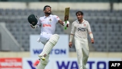 ঢাকার শের-ই-বাংলা জাতীয় ক্রিকেট স্টেডিয়ামে বাংলাদেশ ও আফগানিস্তানের মধ্যে টেস্ট ক্রিকেট ম্যাচের প্রথম দিনে শত রান করার পর বাংলাদেশের নাজমুল হোসেন শান্ত উদযাপন করছেন। (ছবি মুনির উজ জামান) / এএফপি)