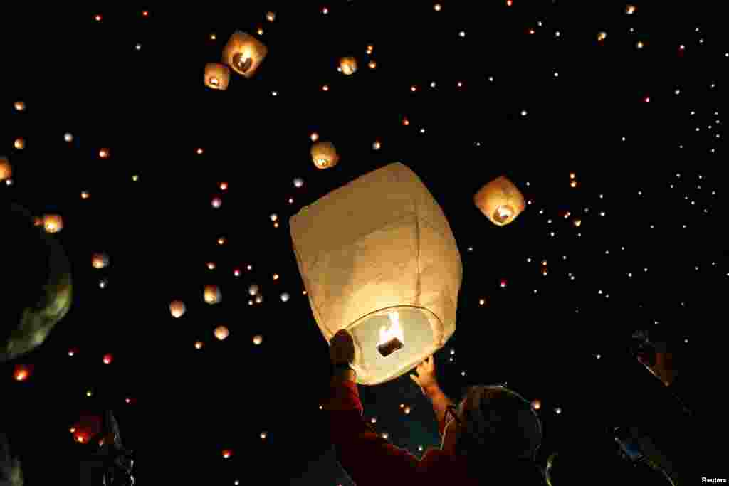 En Atenas, Grecia, el cielo se llena de luz gracias a los globos que se elevan durante la celebración de la noche del 24 de diciembre.&nbsp;