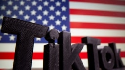 资料照片：TikTok标志和美国国旗。