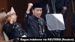 Presiden Joko Widodo memberi isyarat saat menyampaikan Pidato Kenegaraan tahunan menjelang Hari Kemerdekaan Indonesia di Jakarta, 16 Agustus 2024. (Foto: Bagus Indahono via REUTERS)