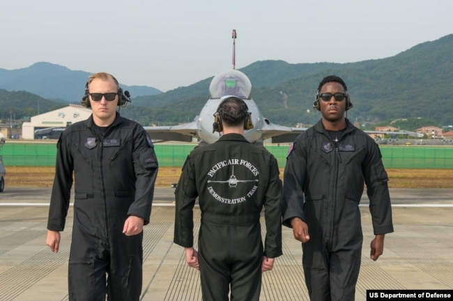 지난해 10월 한국 서울 공군기지에서 열린 서울 국제 항공우주 및 방위산업 전시회(서울 ADEX 23)에 앞서 태평양 공군 F-16 시범팀이 시범 연습 중 비행 전 점검을 진행하고 있다.