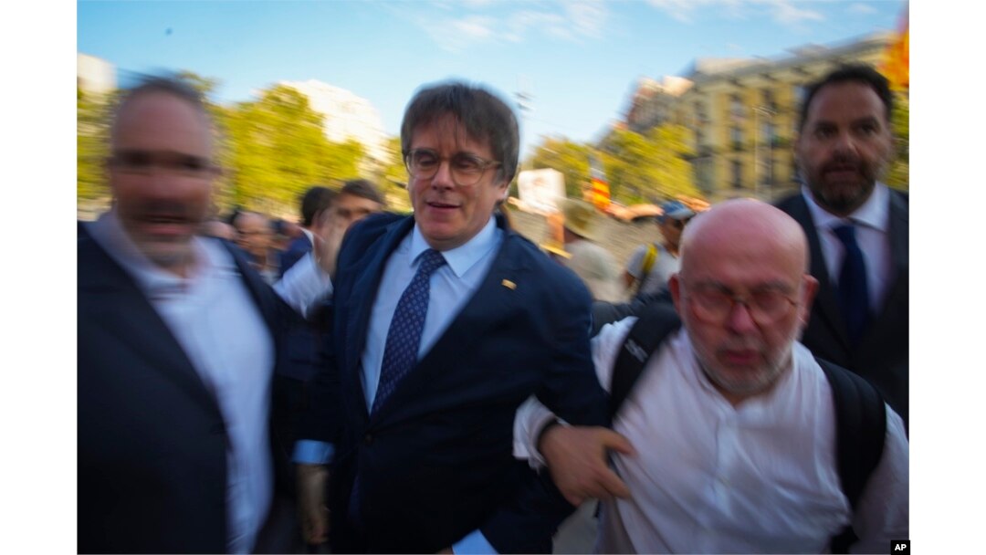 Lider katalonskih separatista i bivši predsednik Karles Pudždemon stiže na skup kako bi se obratio okupljenima ispred parlamenta Katalonije, u Barseloni, Španija, 8. avgusta 2024.