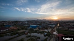 Un coucher de soleil sur la capitale du Soudan du Sud, Juba, le 4 octobre 2012. Reuters / Adriane Ohanesian