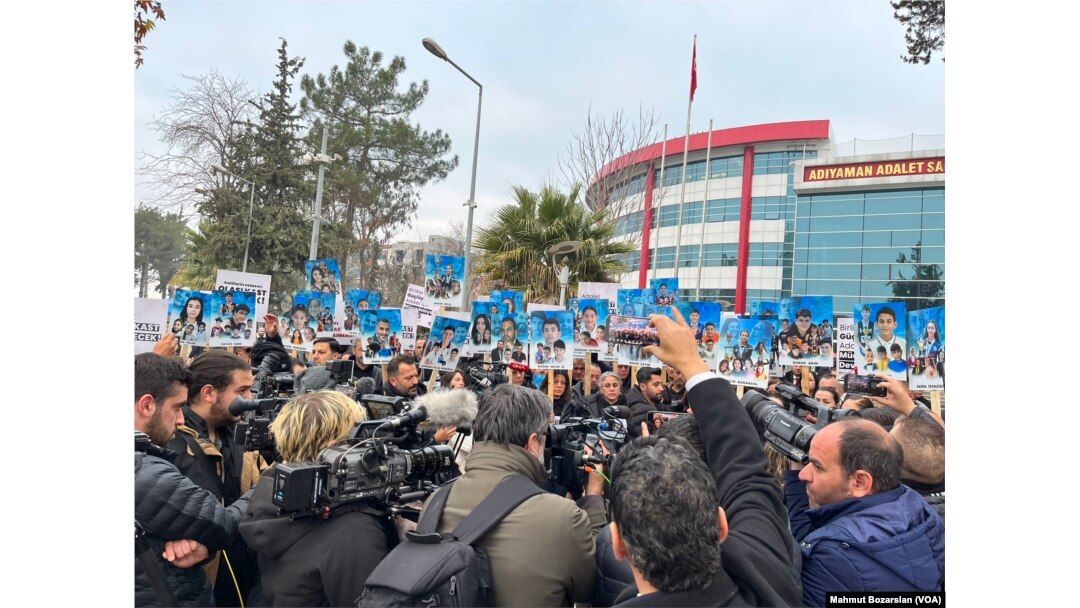 Depremde hayatını kaybedenlerin yakınları, ellerinde hayatını kaybeden yakınlarını fotoğraflarıyla adliyeye geldi.